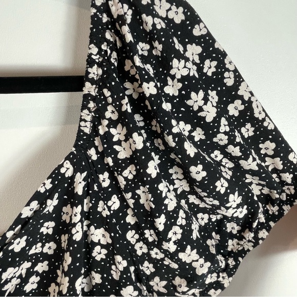 H & M Black And White Floral Smocked Crop Top Size Large - Picture 4 of 9